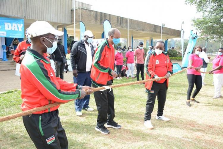 Prof. Enos Njeru, DVCHRA, Prof. Julius Ogeng'o, DVCAA and Prof. Jama, Principal, CHSS have kickstarted the semi-finals in the women's tug of war. 